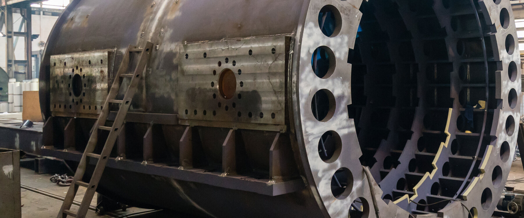 Gas turbine hydrogen-cooled alternator casing
